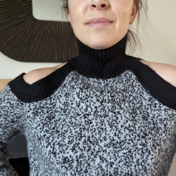 Women's POL Cold Shoulder Turtleneck Sweater Size Small Grey Black NWT - Picture 5 of 12